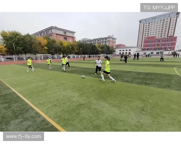 激烈角逐展现青春风采 足球校园赛半决赛决战一触即发